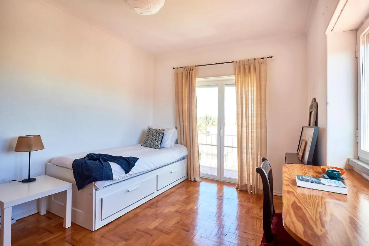 Bright Apartment With Garden In Cascaes