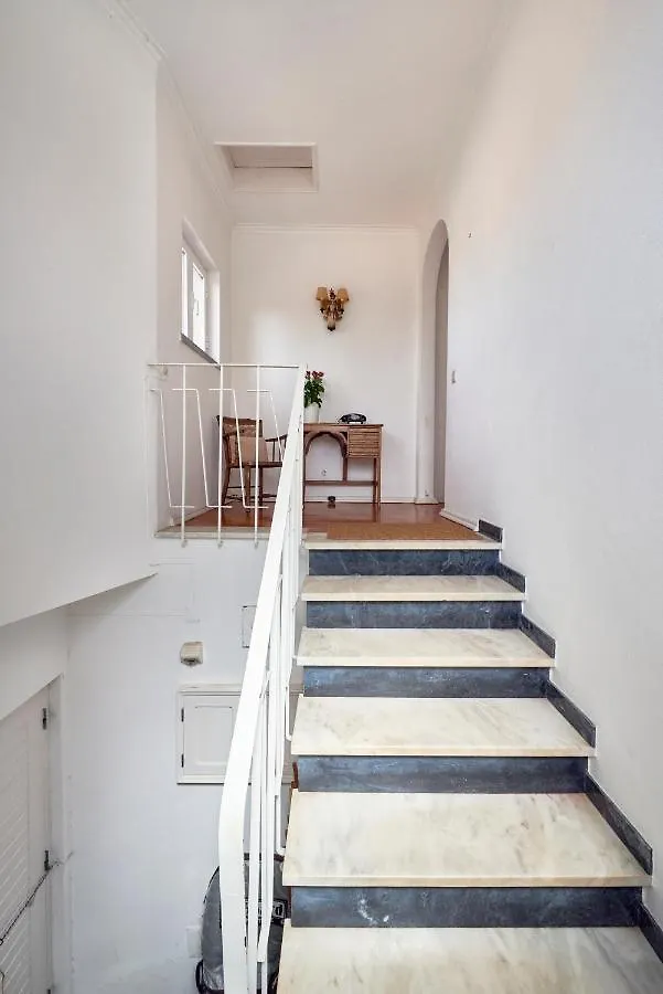 Bright Apartment With Garden In Cascaes