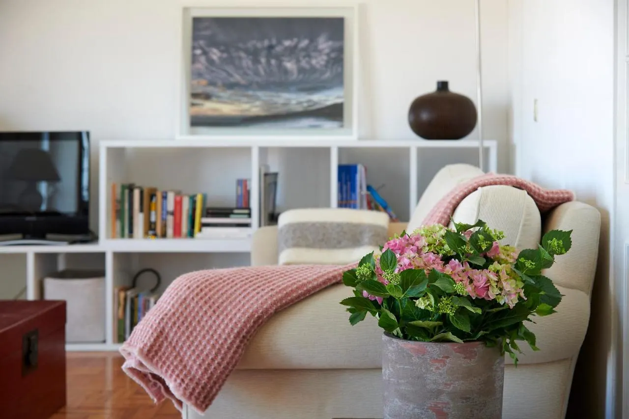 Bright Apartment With Garden In Cascaes