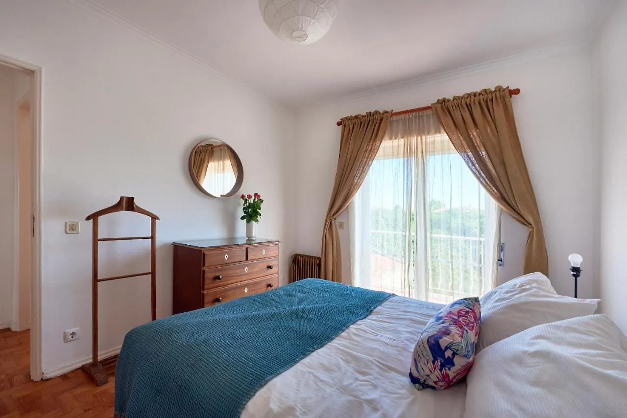Bright Apartment With Garden In Cascaes