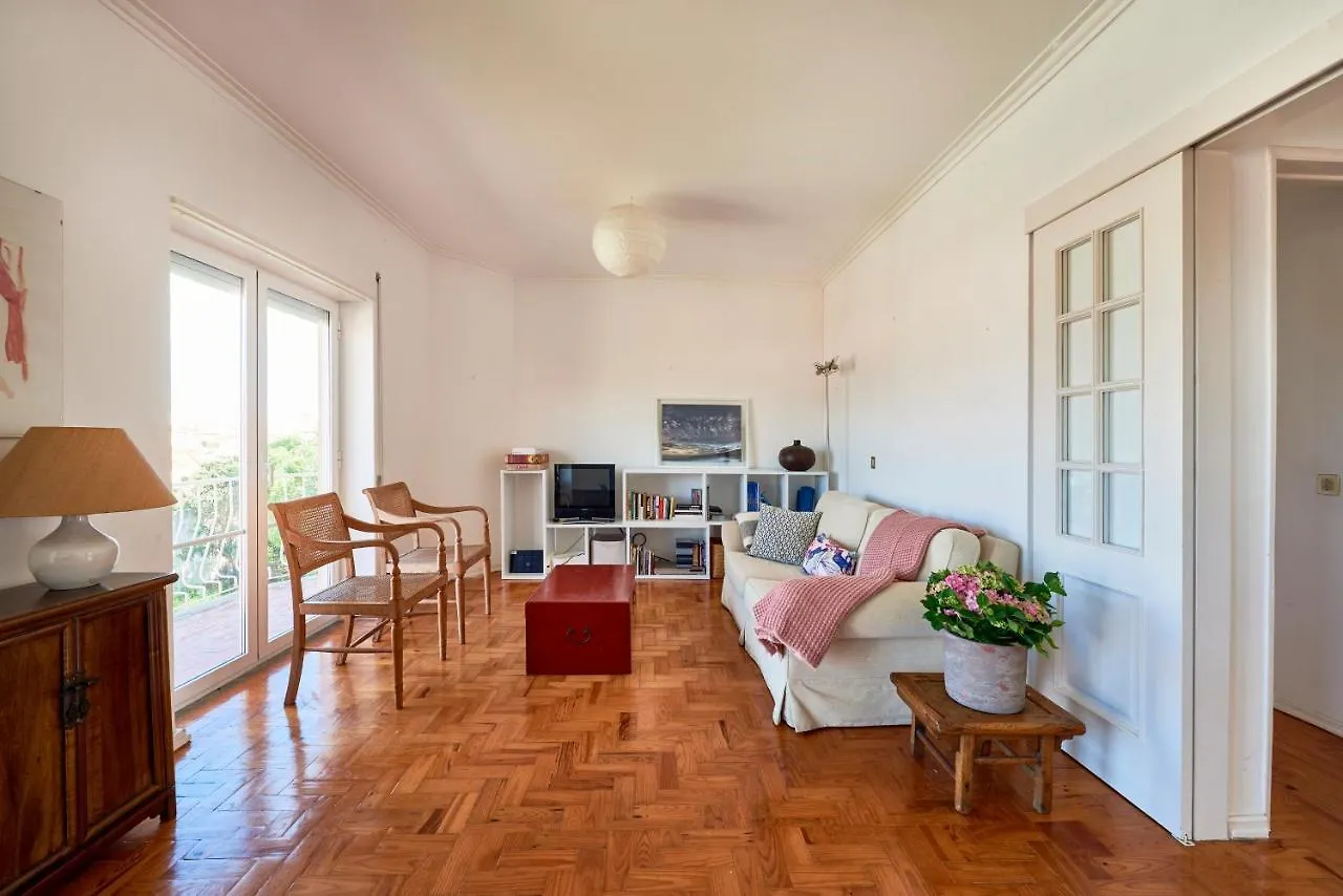Bright Apartment With Garden In Cascaes