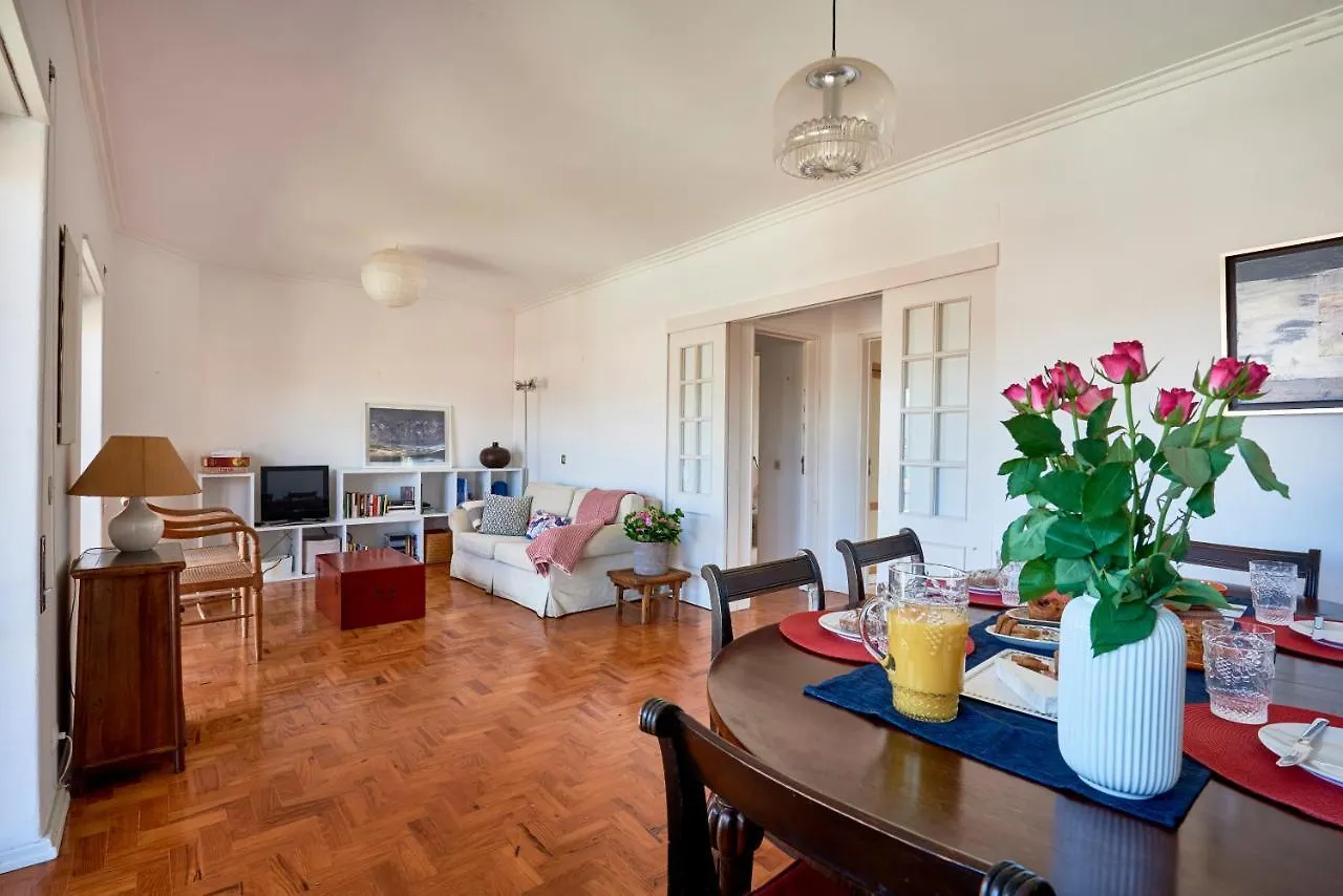 Bright Apartment With Garden In Cascaes