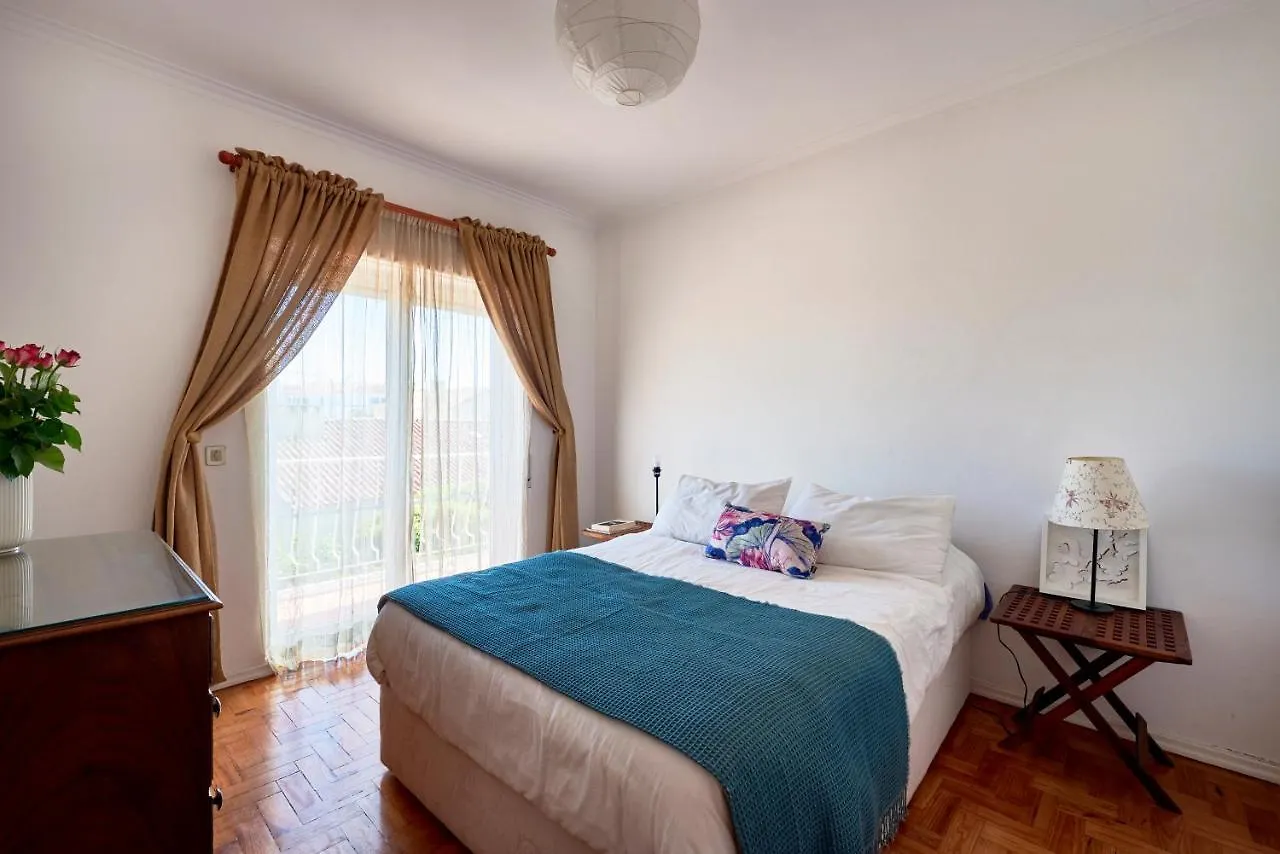 Bright Apartment With Garden In Cascaes