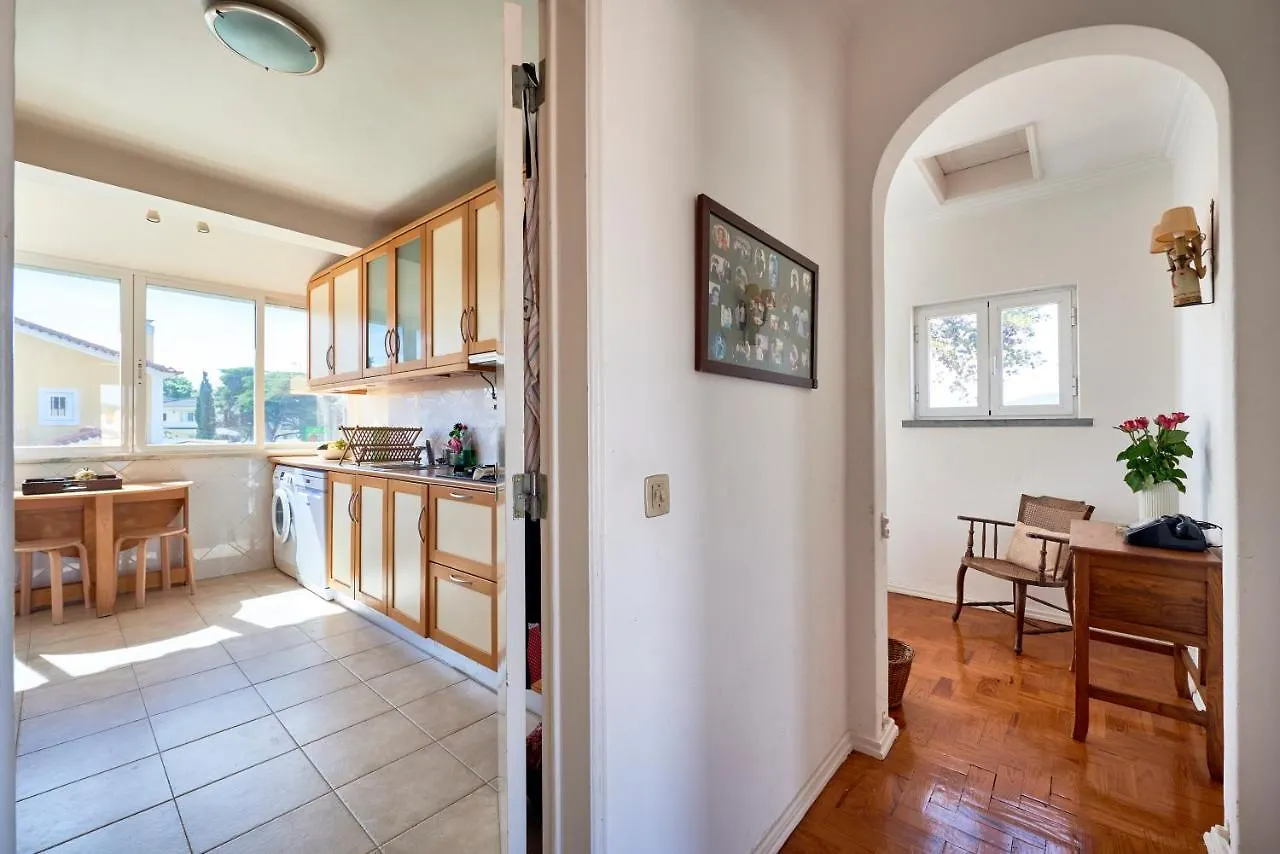 Bright Apartment With Garden In Cascaes