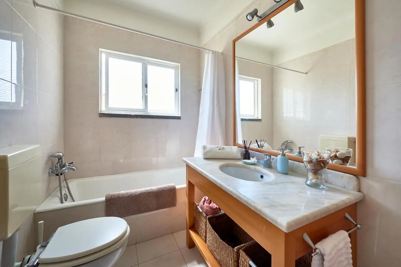 Bright Apartment With Garden In Cascais