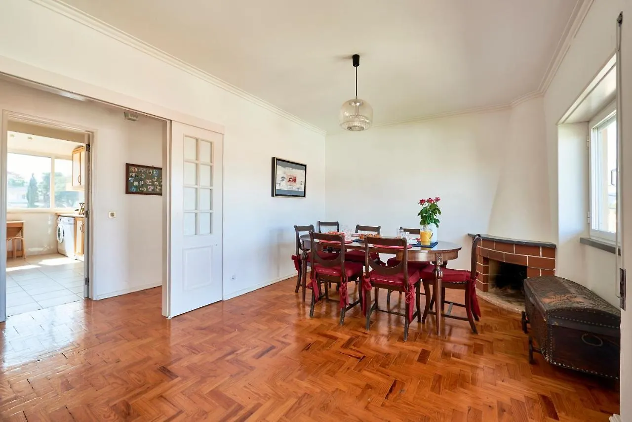 Bright Apartment With Garden In Cascais