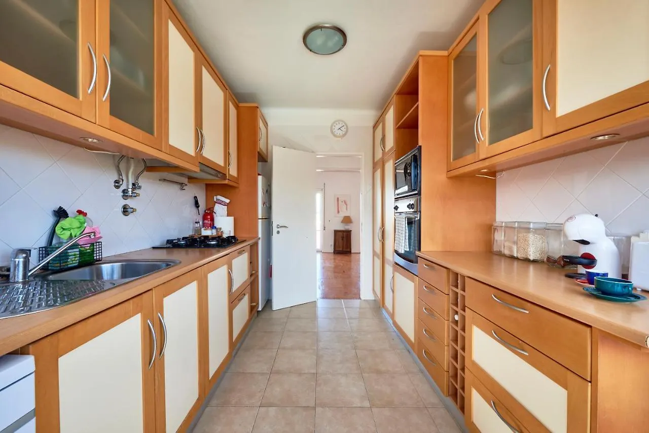 Bright Apartment With Garden In Cascais