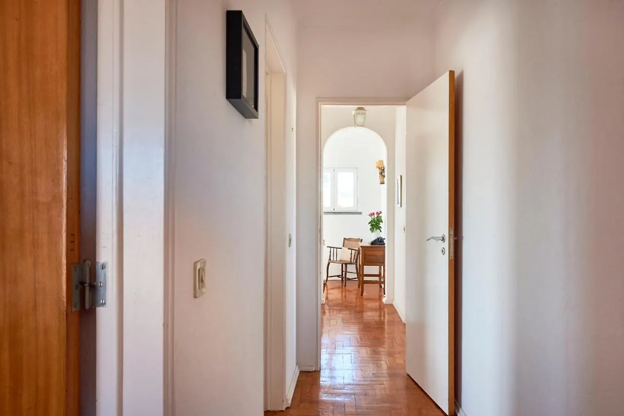 Bright Apartment With Garden In Cascais