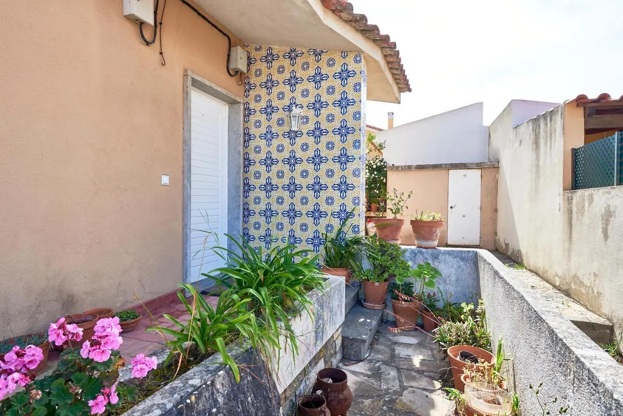 Bright Apartment With Garden In Cascais
